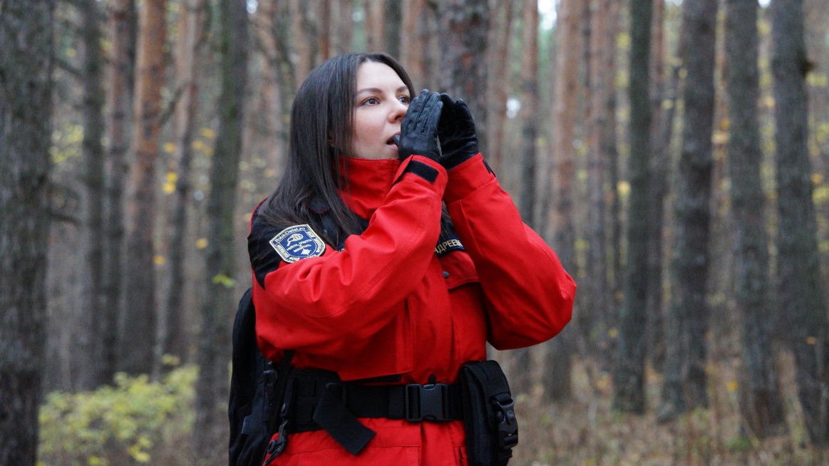 Волонтер Валентина Андреева зовет пропавшего в лесу человека 