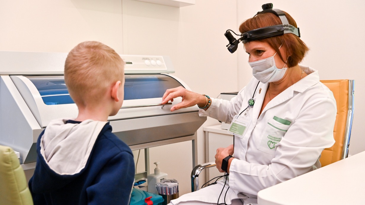 Врач-отоларинголог Марина Федянина принимает юного пациента в новой детской поликлинике, расположенной на улице Лебедянская в столичном районе Бирюлево Восточное