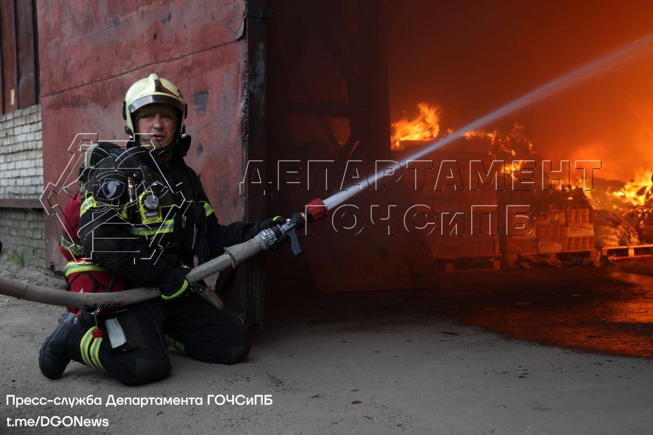 Площадь пожара на складе в Новогирееве увеличилась до 4000 квадратных метров