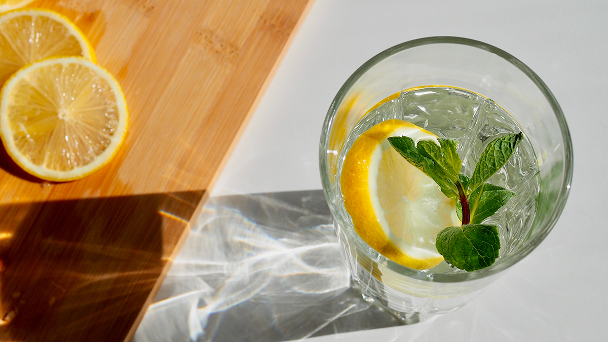 Гастроэнтеролог Садыков рассказал о влиянии воды с лимоном на желудок