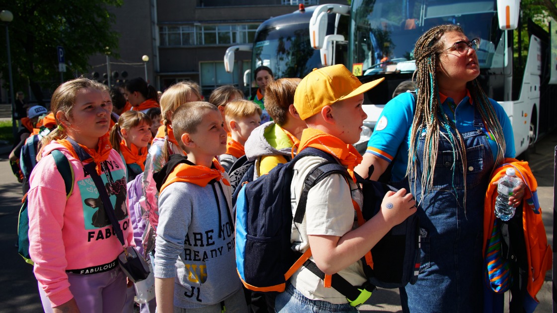 Отправка детей в городской летний лагерь Культурного центра ЗИЛ