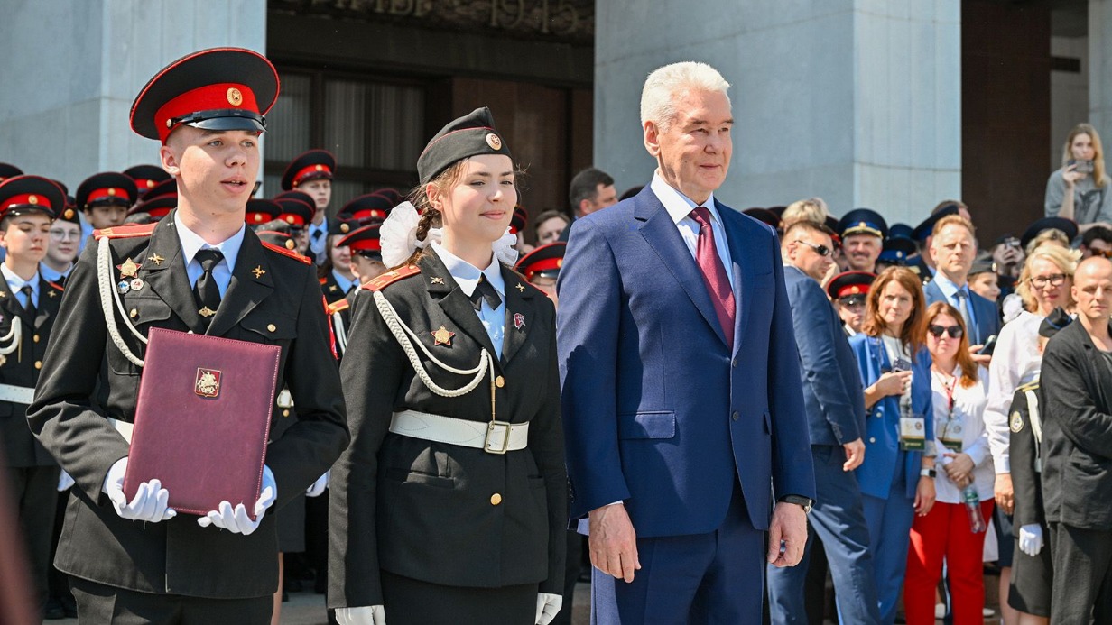 Мэр Москвы Сергей Собянин на параде кадетского движения столицы «Не прервется связь поколений!» вручил благодарственное письмо ученикам кадетского класса школы № 2026