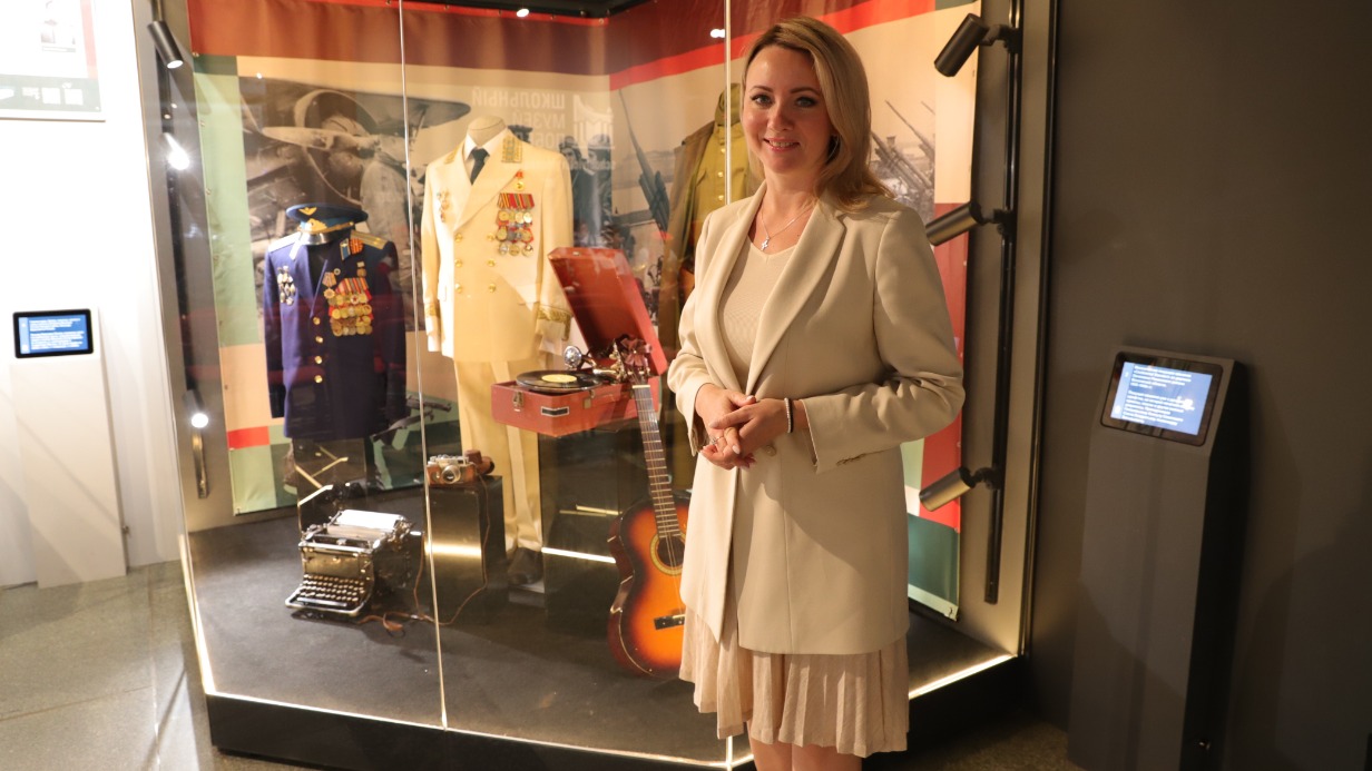 Директор Детского центра Музея Победы Елена Слесаренко на выставке «Имен связующая нить»