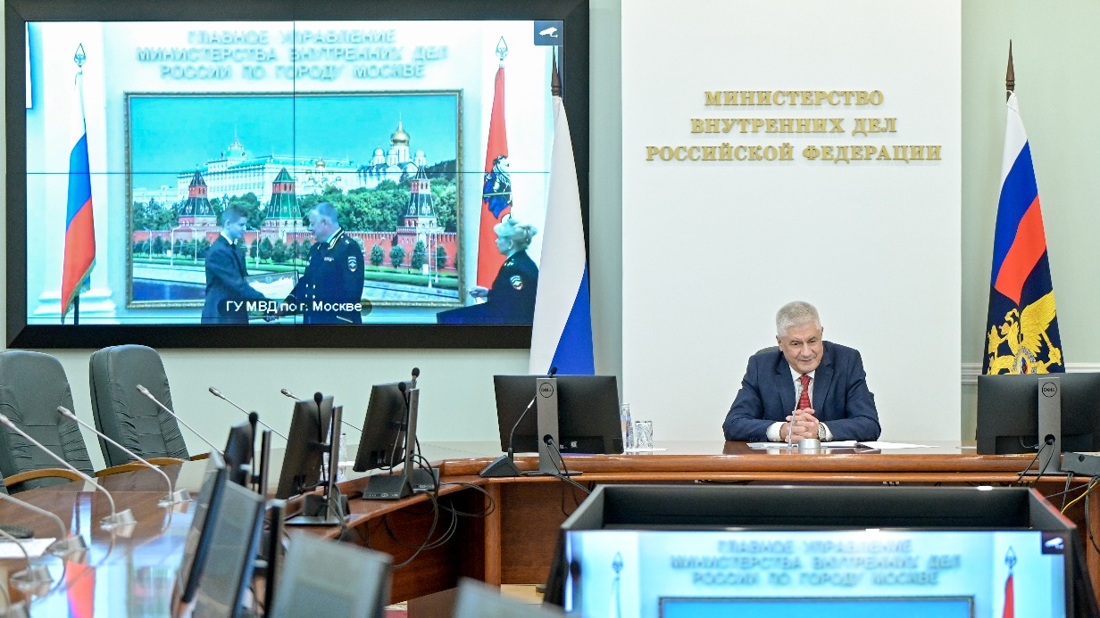 Колокольцев наградил московского школьника, задержавшего дебошира в кафе