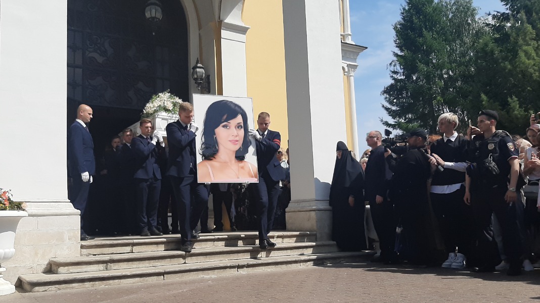 «У нее есть всенародная любовь»: как в Москве простились с Анастасией Заворотнюк