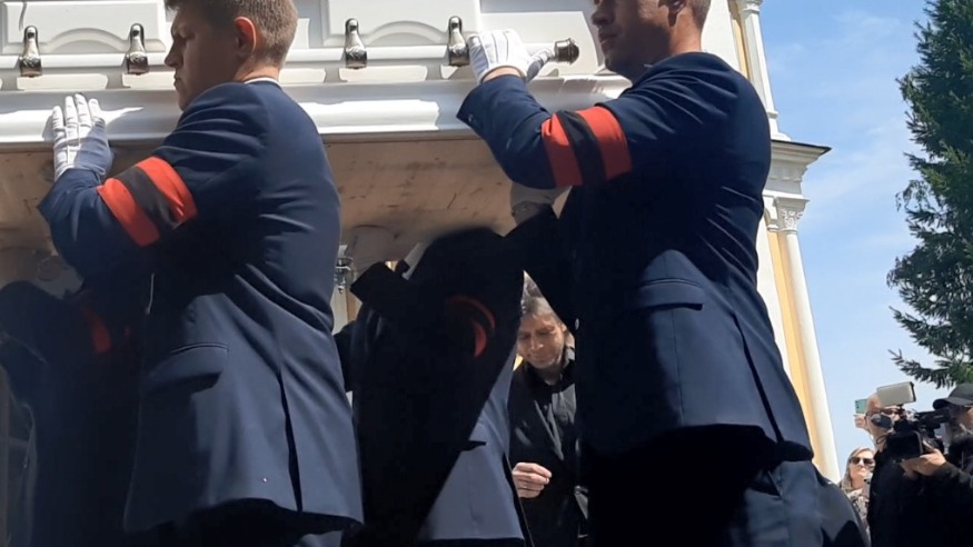 Убитый горем Чернышев вышел из храма вслед за гробом с телом Заворотнюк