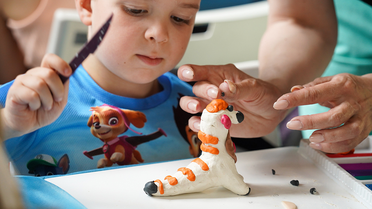 Почему не стоит делать поделки за детей в школе и саду