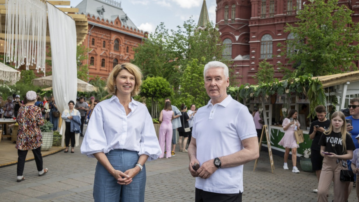 Мэр Москвы Сергей Собянин и министр сельского хозяйства России Оксана Лут посетили одну из центральных площадок гастрономического фестиваля «Москва — на волне. Рыбная неделя»