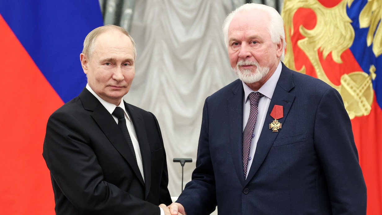 Президент РФ Владимир Путин (слева) и главный редактор газеты «Московский комсомолец» Павел Гусев