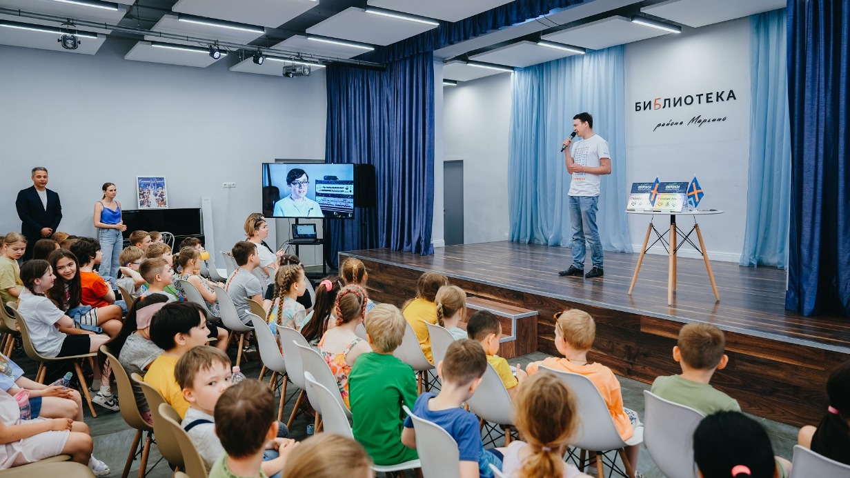 В столичной библиотеке № 133 в Марьине сотрудники Московского нефтеперерабатывающего завода передали детским учреждениям города книги «Сказки Крайнего Севера»