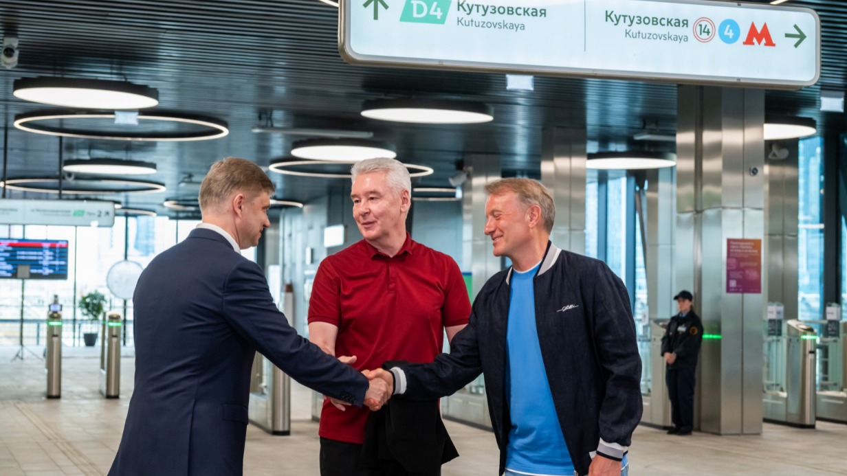 Мэр Москвы Сергей Собянин (в центре), генеральный директор ОАО «РЖД» Олег Белозеров (слева) и президент, председатель правления ПАО «Сбербанк России» Герман Греф (справа) открыли новую пешеходную галерею, связавшую станцию МЦД-4 «Кутузовская» с одноименной станцией Филевской линии метро