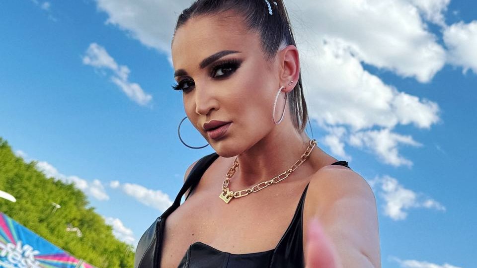 «Не ищите зло»: Бузова извинилась за слишком откровенный образ на концерте в Уфе