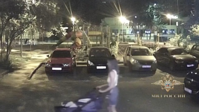 Забыла обо всем из-за нового джипа: что известно о москвичке, оставившей коляску посреди улицы