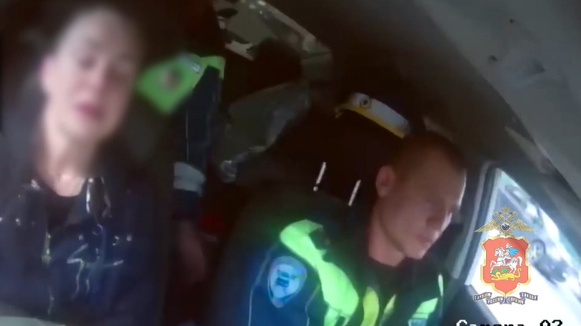 Подмосковные автоинспекторы спасли пенсионерку, которой стало плохо в автомобиле