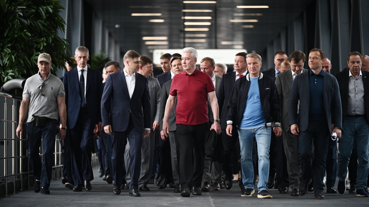 Мэр Москвы Сергей Собянин (в центре) на осмотре хода строительства станции «Кутузовская» МЦД-4