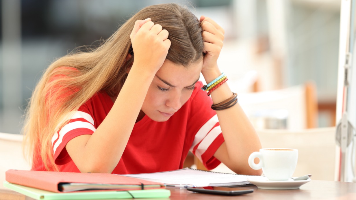 ЕГЭ — стрессовый период для ребят. В этот момент они чувствуют неуверенность, чем пользуются аферисты