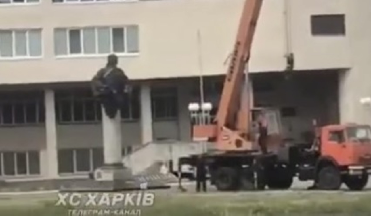 Памятник российскому ученому Ломоносову снесли в Харькове