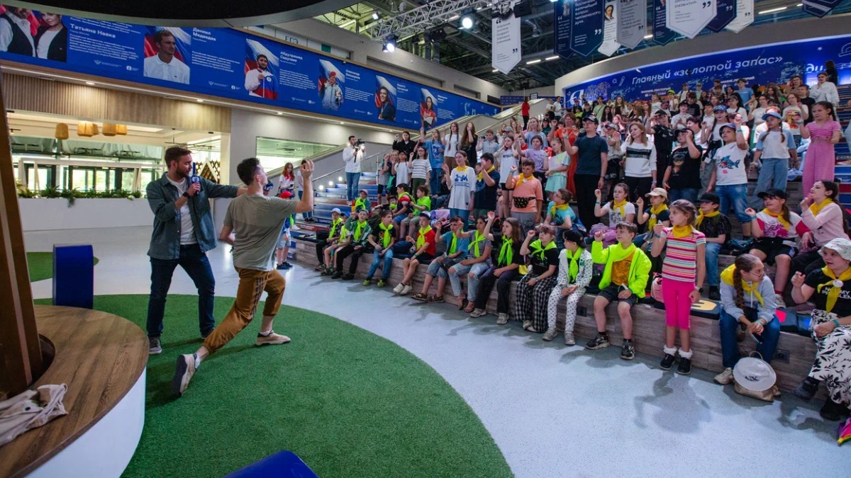 Лагерь «Каникулы со Знанием» открыли на выставке «Россия» на ВДНХ