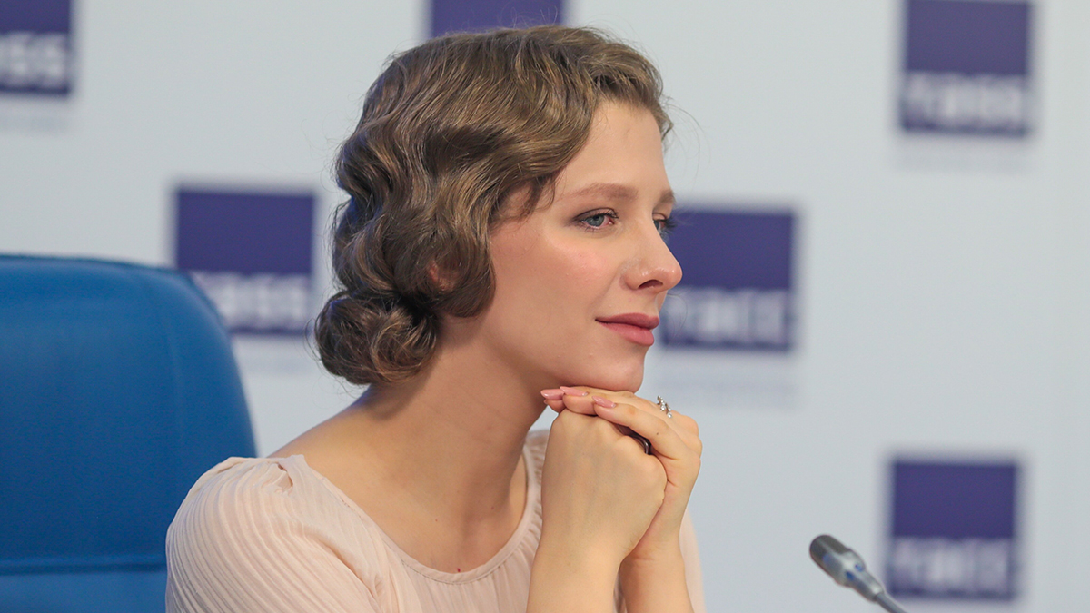 Арзамасова заплакала во время записи обращения к своему персонажу из «Папиных дочек»