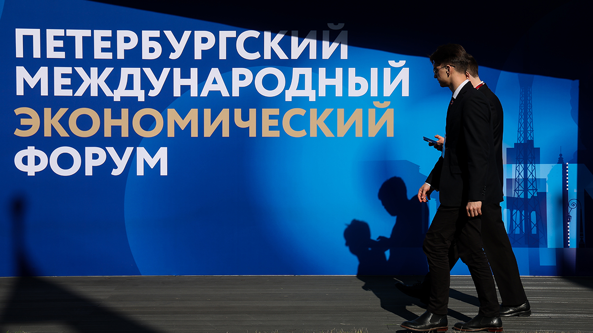 Петербуржец продал фальшивый бейдж на ПМЭФ за миллион рублей москвичке