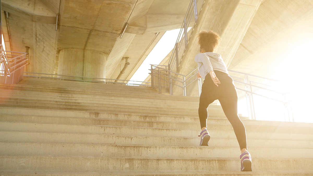 Ходить задом наперед, делать маникюр и есть яблоки: восемь советов, как жить дольше