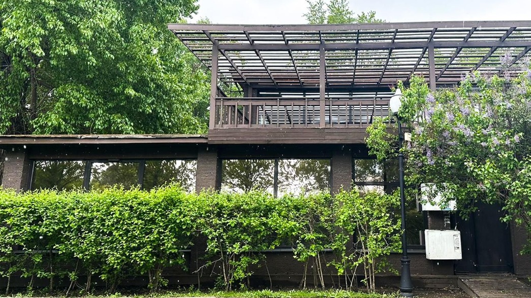 Двухэтажное здание в Парке Горького выставили на городские торги