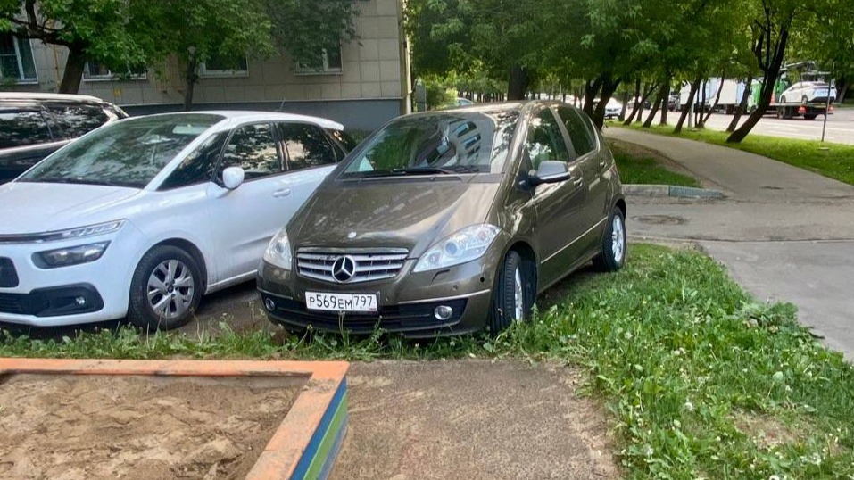 Москвичей предупредили о последствиях парковки на газонах