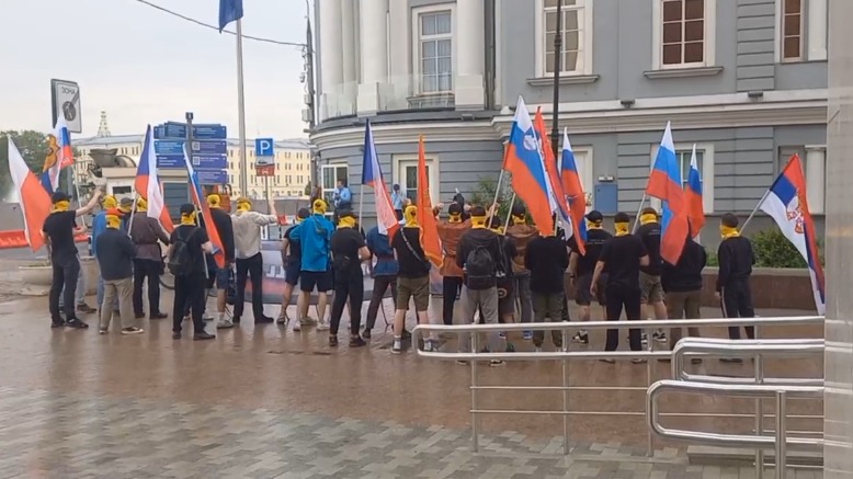 Патриотический митинг прошел у здания представительства Евросоюза в Москве
