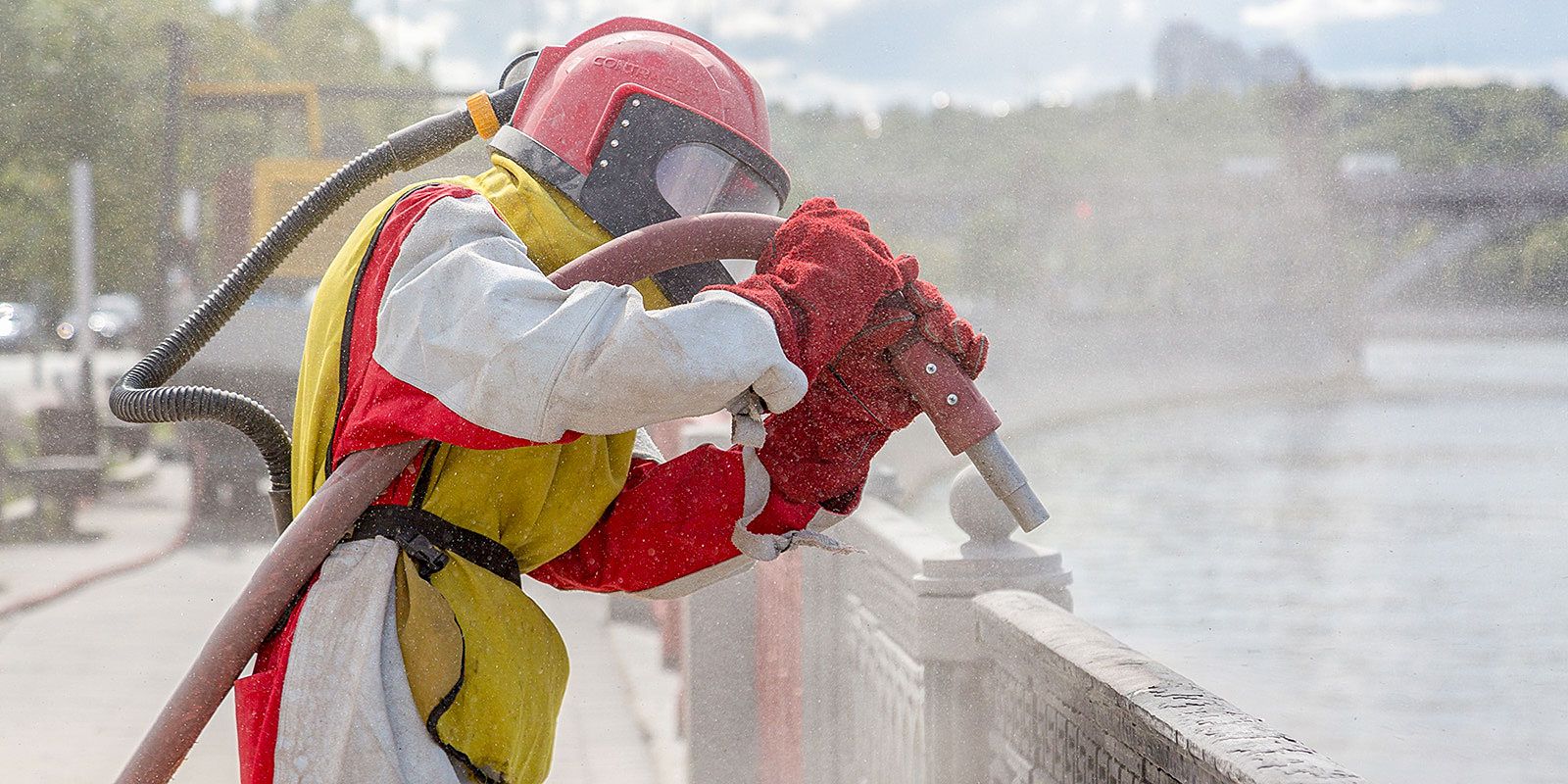 Обновление швов гранитной облицовки на набережных началось в Москве