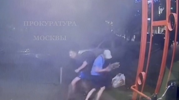 Злоумышленник избил мужчину возле подъезда на востоке Москвы