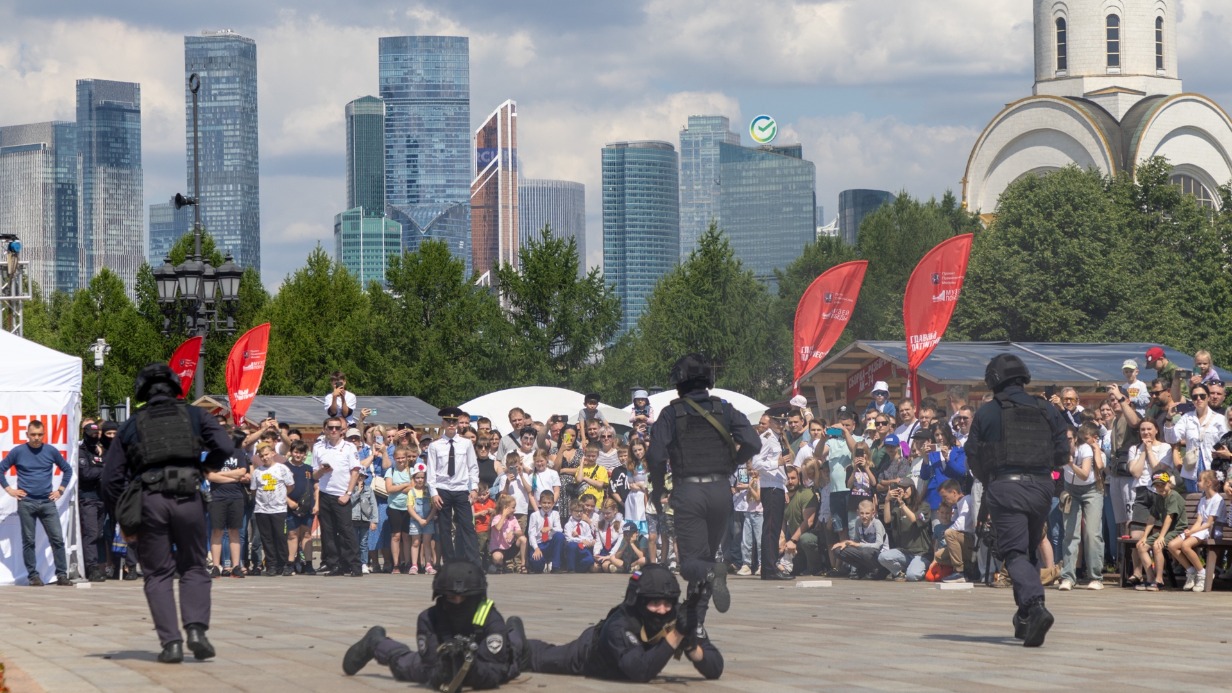 Москвичи посетили программу «Один день с полицией России» в Парке Победы