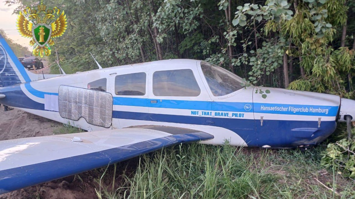 Появились кадры с места аварийной посадки самолета Piper в Подмосковье