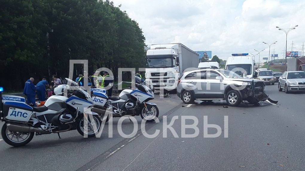 Грузовик столкнулся с легковушкой на 87-м километре МКАД