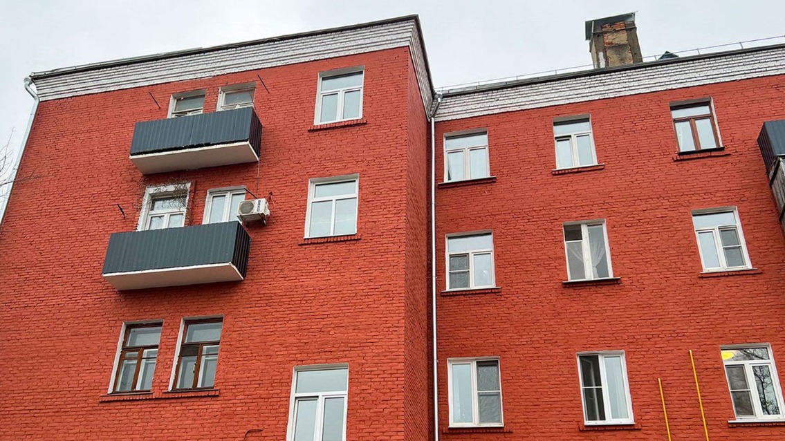 Более 2,6 тысячи домов цветов российского флага отремонтировали в Москве