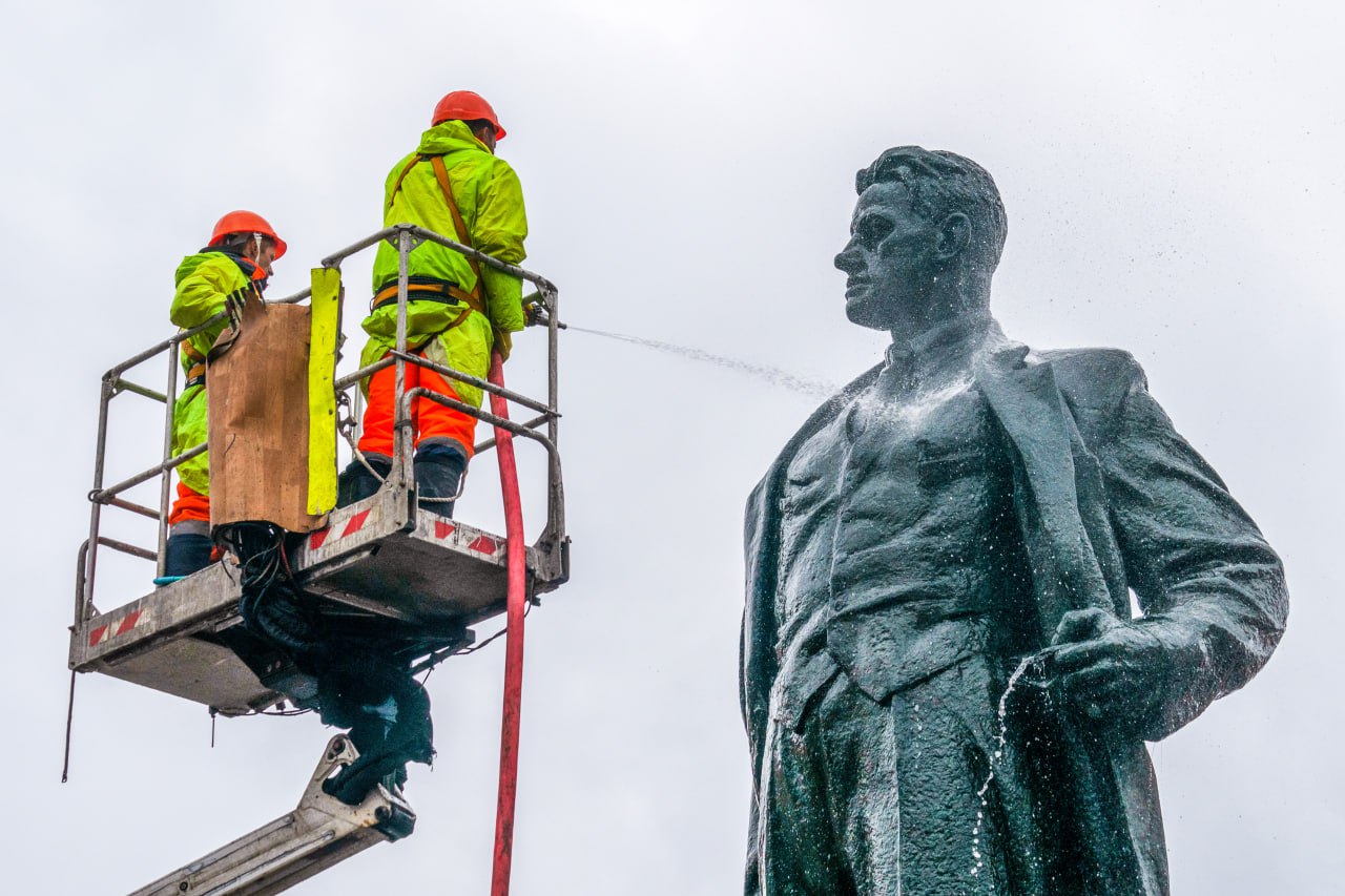 Москвичам рассказали о процедурах для дорог и инженерных сооружений, проводимых в жару