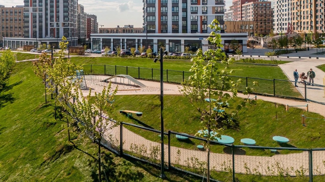 Площадку для выгула собак обустроили в районе Москворечье-Сабурово