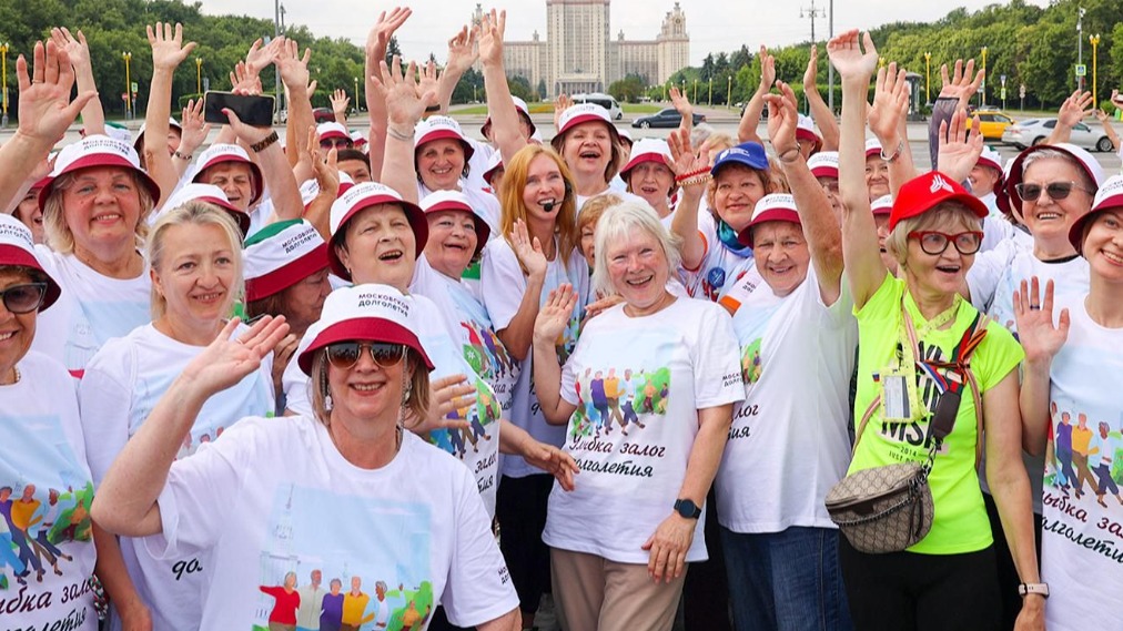 Фигуристка Тотьмянина провела «Зарядку долголетия» на Воробьевых горах