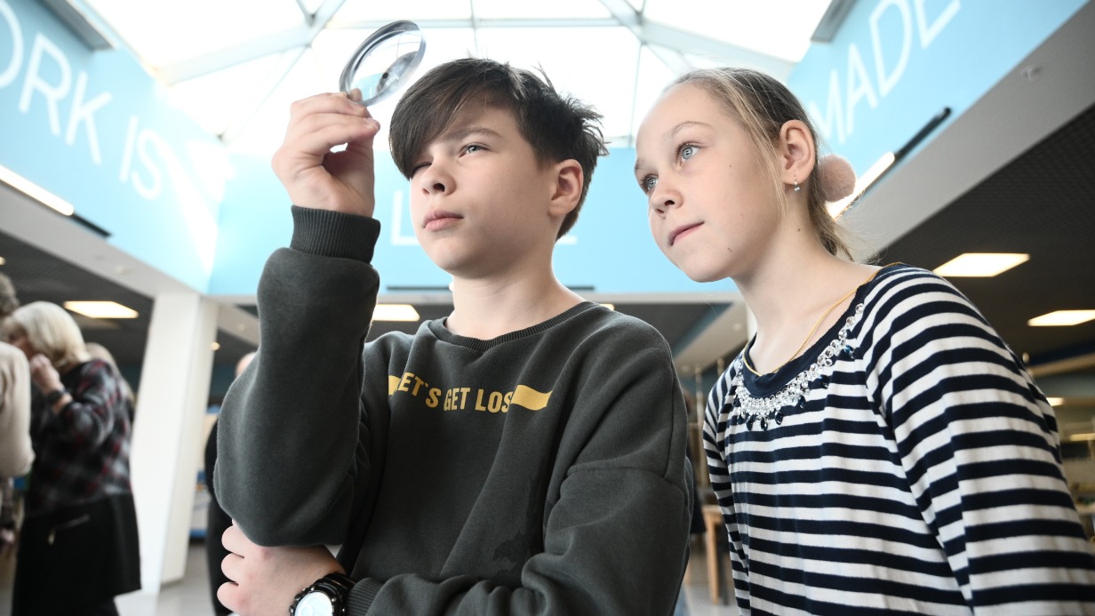 Участники экскурсии «Открой Моспром», столичные школьники Андрей Рассолов и Мария Орловская посетили фабрику оптики