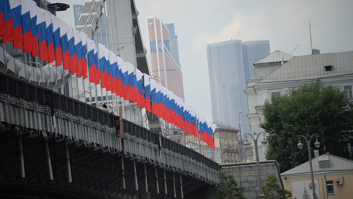 Патриотические акции проходят в Москве в День Государственного флага