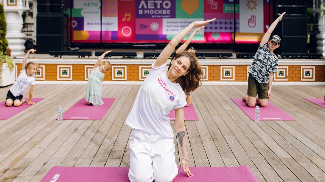 Танцы, йога и арт-терапия: какие мероприятия пройдут на набережных Москвы
