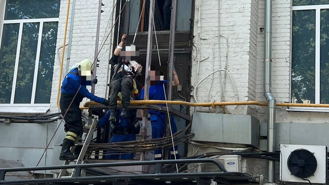 Лифт с пассажиром упал в центре Москвы на улице Земляной Вал