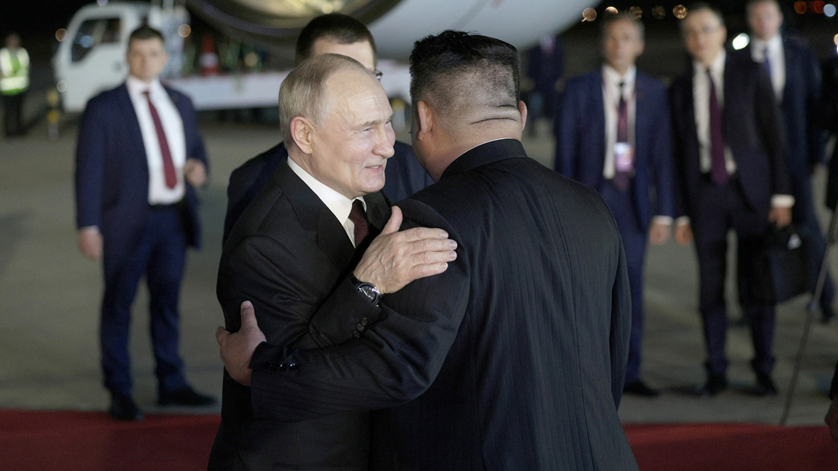 Путин и Ким Чен Ын «посоревновались» в галантности в аэропорту Пхеньяна