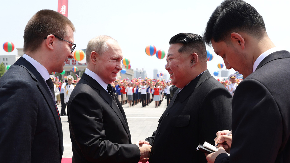 Путин подарил Ким Чен Ыну новый Aurus, адмиральский кортик и чайный сервиз