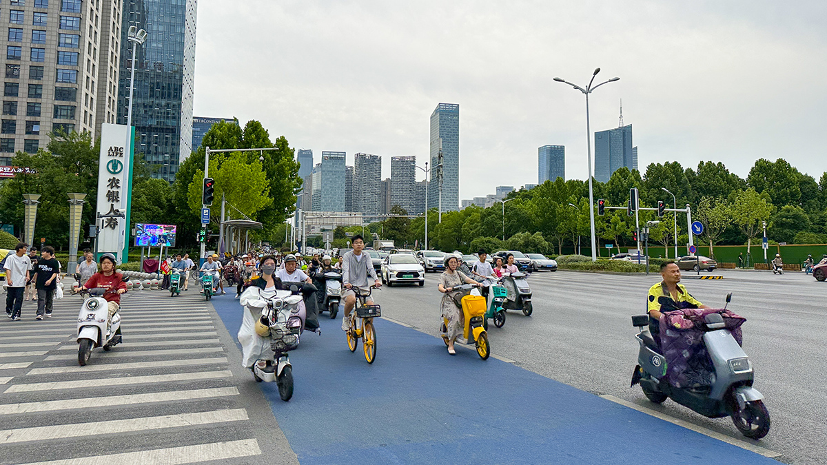 Курьер в Китае спас попавшую в ловушку женщину благодаря крови на подушке