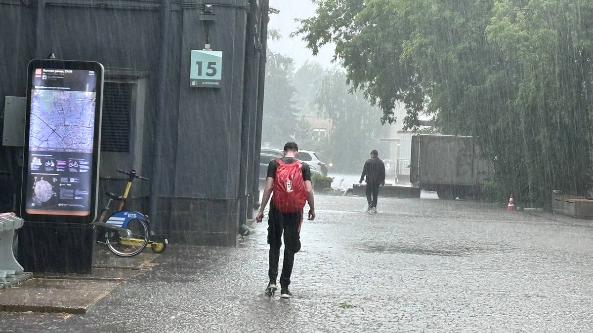 Мужчина застрял в биотуалете во время урагана в Москве