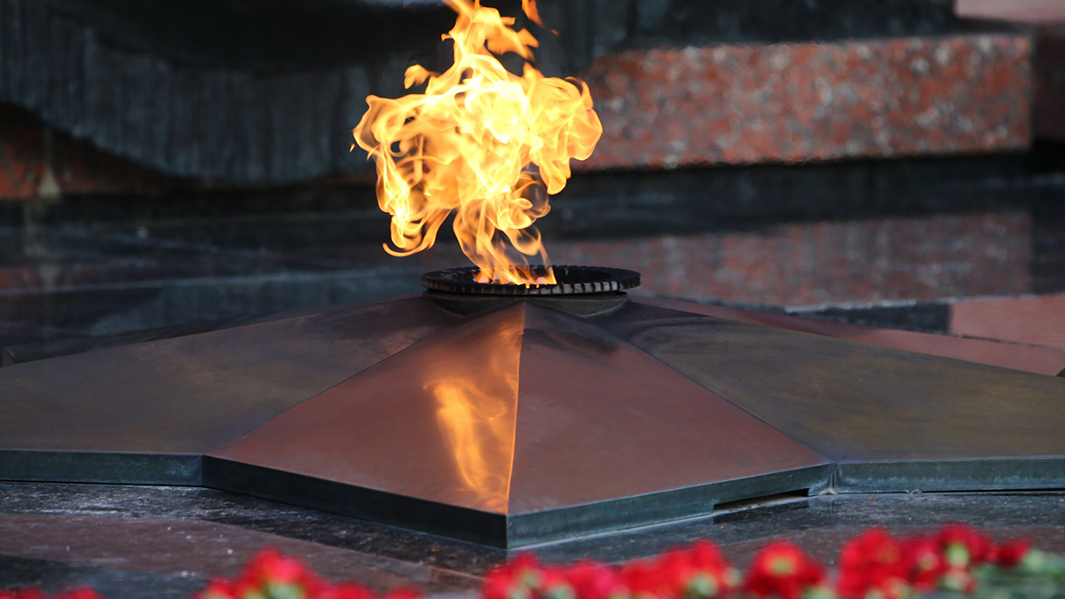 Двое братьев на электросамокатах пожарили хлеб на Вечном огне в Санкт-Петербурге