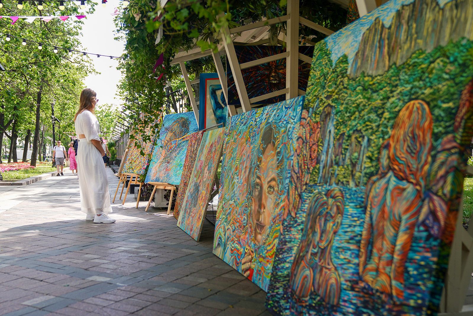 «Лето в Москве»: как проходит выставка молодых художников на Никитском бульваре 