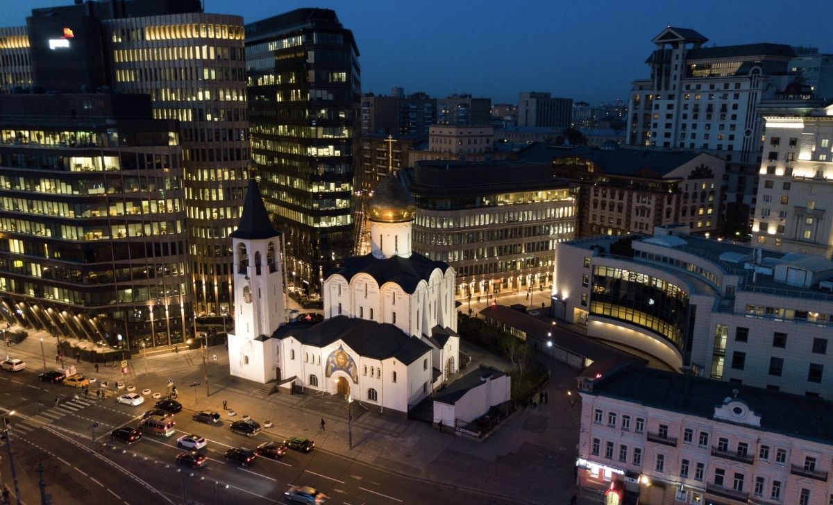 Лист железа повис на церкви Николы Чудотворца у Тверской заставы