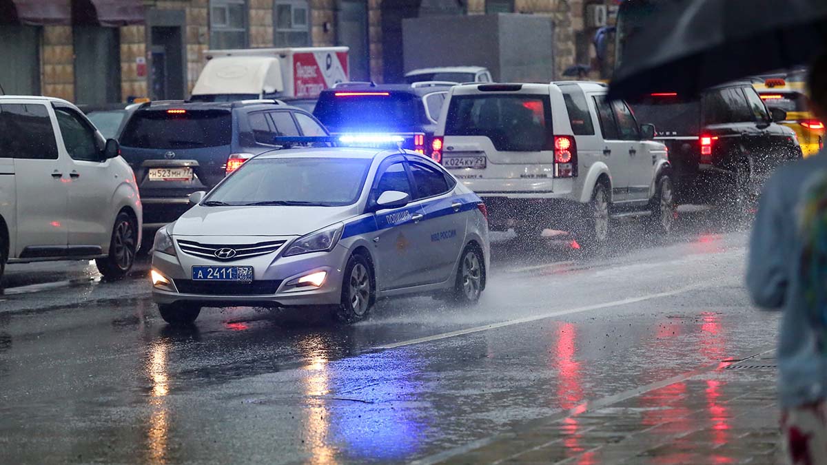 Москвичей призвали быть внимательнее за рулем из-за ливней и грозы 20 июля