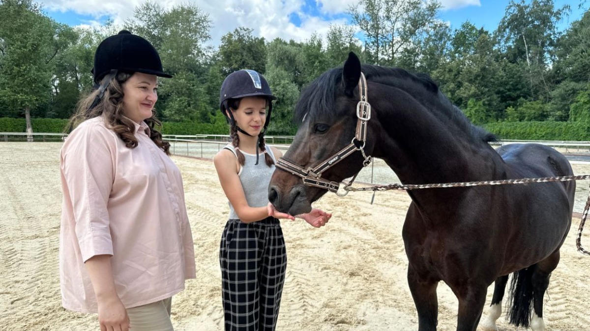 Анна Гурченкова организовала для детей поездку в Конно-спортивный клуб «Измайлово»